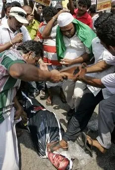 Libyan protesters burn Obama in effigy Libyan protesters burn Obama in effigy