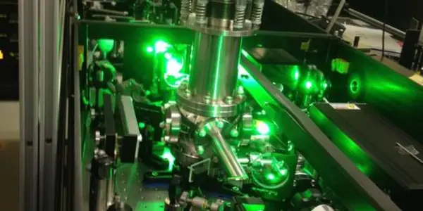 Rotational Wavepackets And Liquid-Like Motion Of Atoms Within An Ultra-Cold Cluster