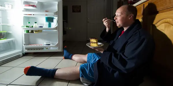 Late-Night Snacking: Your Brain Blame