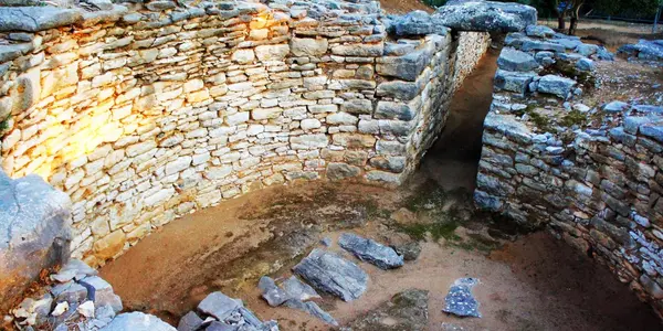 Nichoria Left Behind: The Demise Of A Bronze Age Civilization