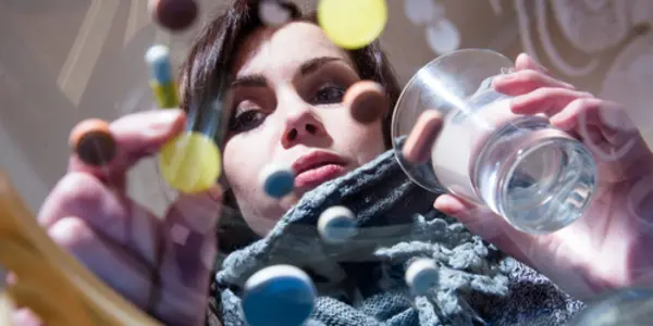 Canada Consumes More Painkillers Than Other Countries - And They're The Source Of Addiction For Most Women